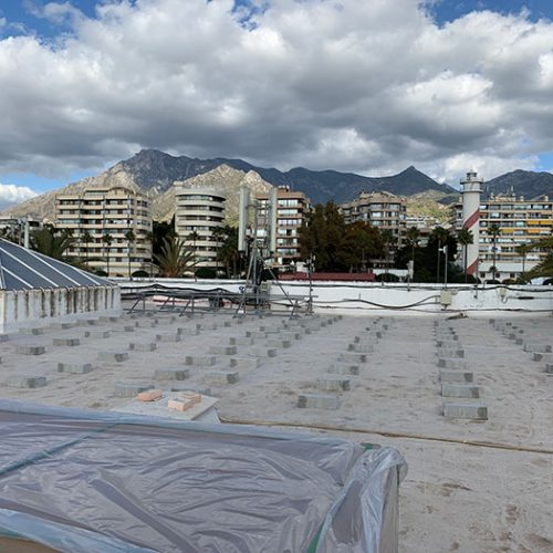 Instalación de contrapesos para la instalación fotovoltaica.