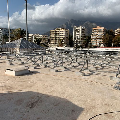 Instalación de estructuras para la instalación fotovoltaica.