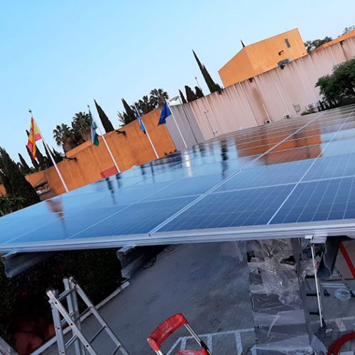 Instalación de paneles solares, vista desde arriba.